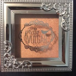 SHIMMERING SWAN Highlighter /Illuminator